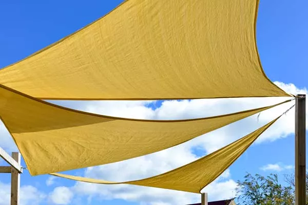 Comment installer une voile d'ombrage triangulaire sans percer ?, Bayonne, Cousseau